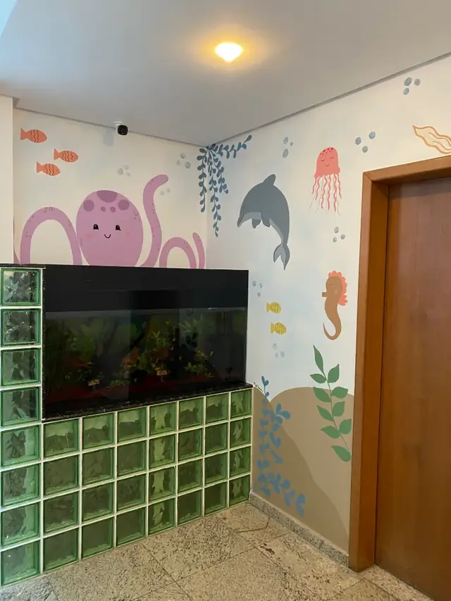 Mural fundo do mar polvo golfinho clinica em Goiânia, pintura à mão por Art Laurenn