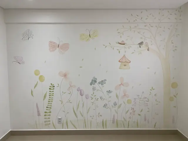Mural jardim borboletas arvore casinha quarto bebe em Goiânia, pintura à mão por Art Laurenn