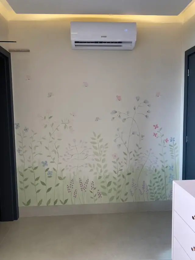 Mural jardim flores delicadas quarto bebe em Goiânia, pintura à mão por Art Laurenn