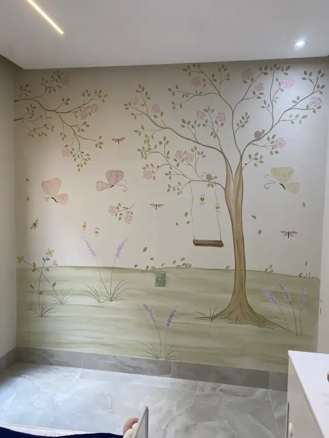 Mural quarto bebe arvore balanco borboletas em Goiânia, pintura à mão por Art Laurenn