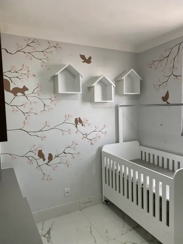 Mural quarto bebe galhos esquilo passarinhos em Goiânia, pintura à mão por Art Laurenn