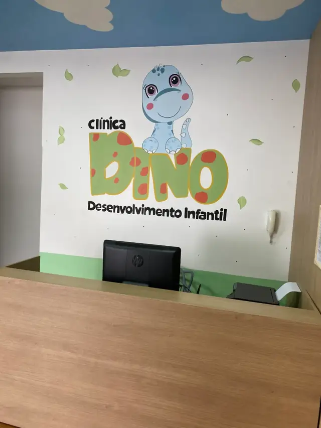 Mural recepcao clinica dino desenvolvimento infantil em Goiânia, pintura à mão por Art Laurenn