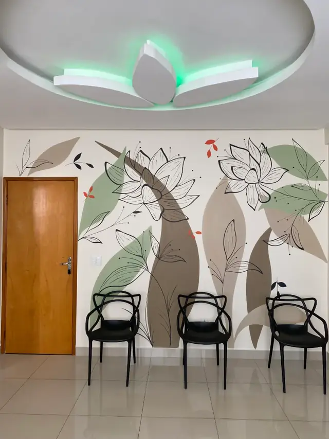 Mural sala de espera clinica flores de lotus em Goiânia, pintura à mão por Art Laurenn