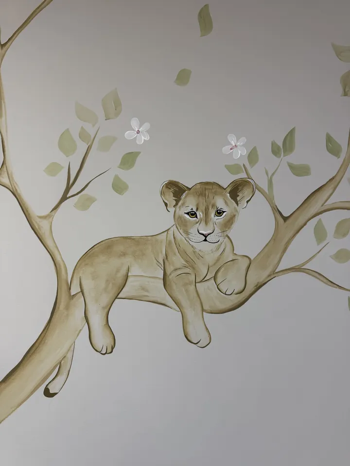 Mural filhote de leao galho árvore quarto infantil em Goiânia, pintura à mão por Art Laurenn
