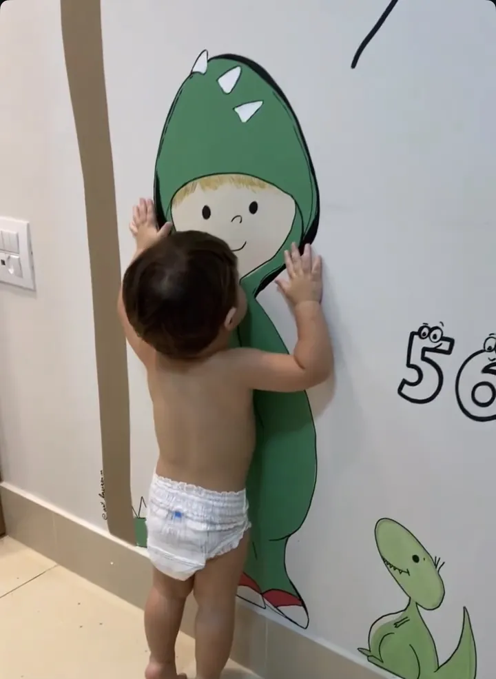 Reação criança mural dinossauro quarto pintado pela Art Laurenn em Goiânia
