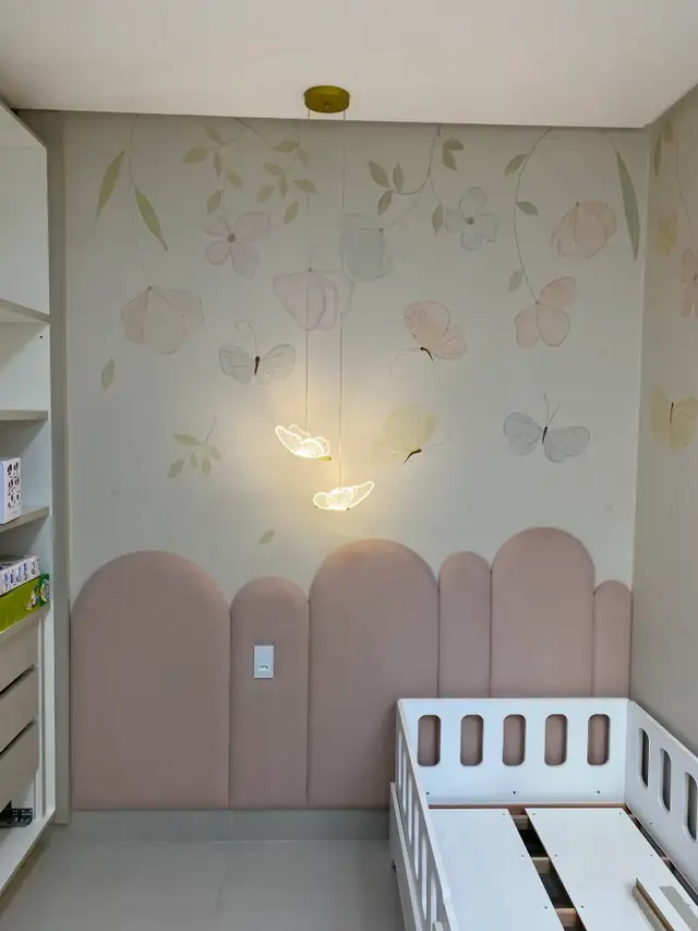 Pintura parede flores borboletas quarto menina em Goiânia, pintura à mão por Art Laurenn