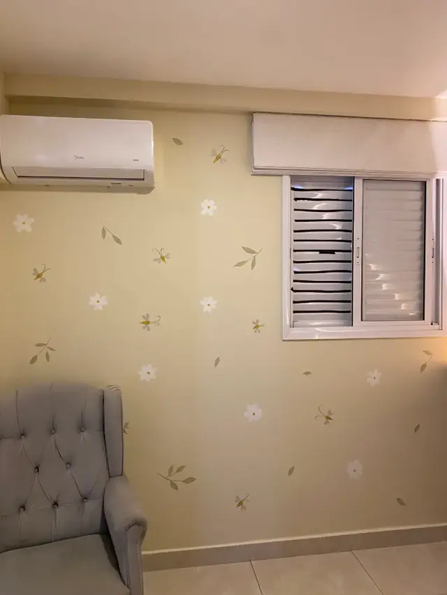 Pintura parede quarto bebe abelhas margaridas em Goiânia, pintura à mão por Art Laurenn
