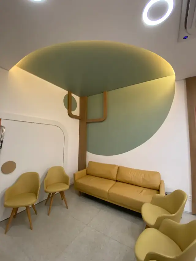 Pintura parede recepcao clinica arvore geometrica em Goiânia, pintura à mão por Art Laurenn
